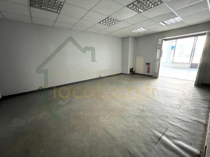 Local commercial - 369 m² - 2 pièces
