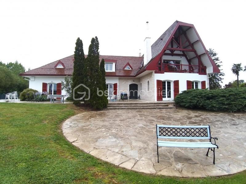 Propriété - 425 m² - 16 pièces