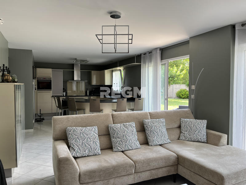 Maison - 215 m² - 8 pièces