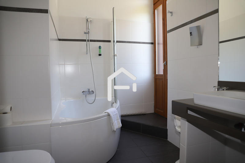 Maison - 1 000 m² - 28 pièces