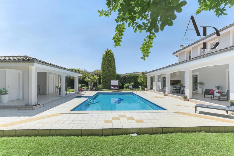 Maison - 285 m² - 7 pièces