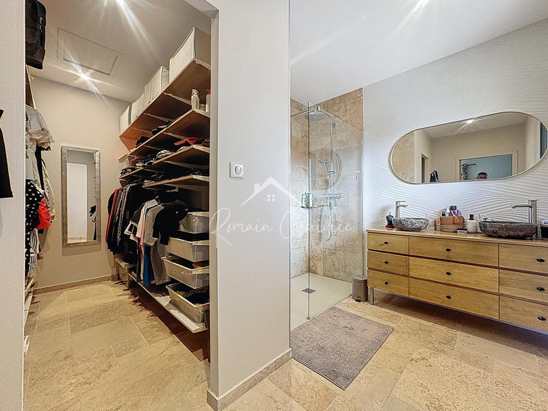 Propriété - 251 m² - 8 pièces