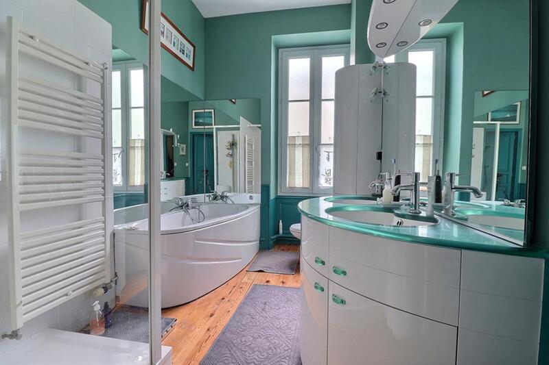 Maison - 221 m² - 10 pièces