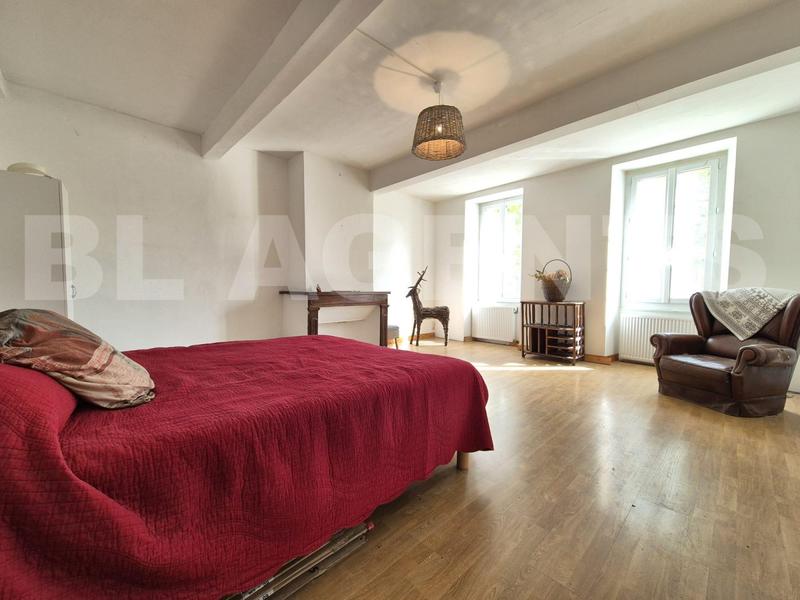 Maison - 234 m² - 8 pièces