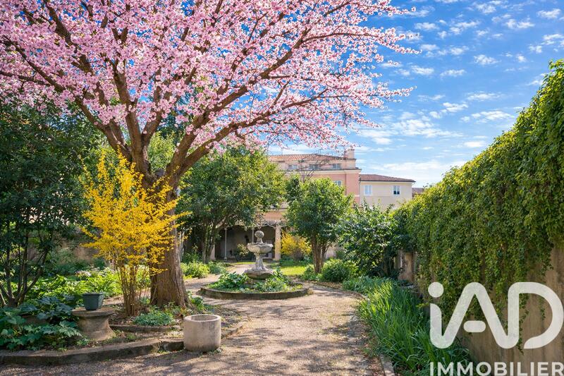 Maison - 220 m² - 12 pièces