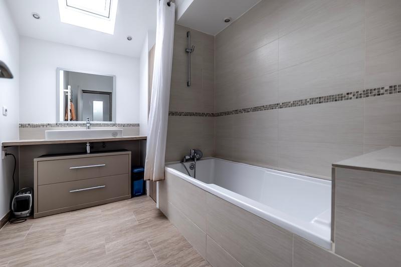 Maison - 210 m² - 9 pièces