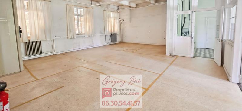 Maison - 1 000 m² - 40 pièces