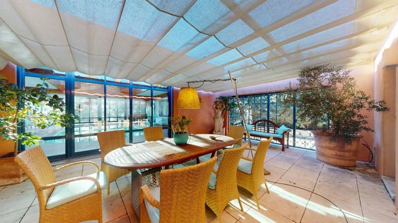 Propriété - 980 m²