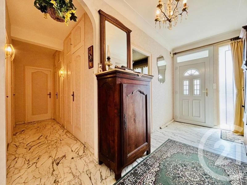 Maison - 196 m² - 9 pièces