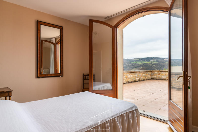 Maison - 233 m² - 5 pièces