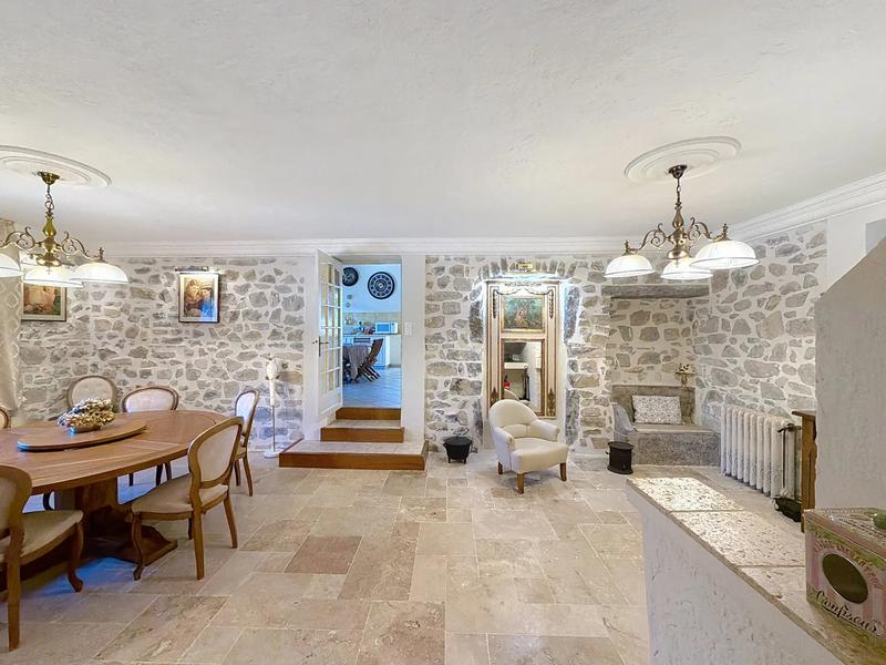 Maison - 397 m² - 8 pièces