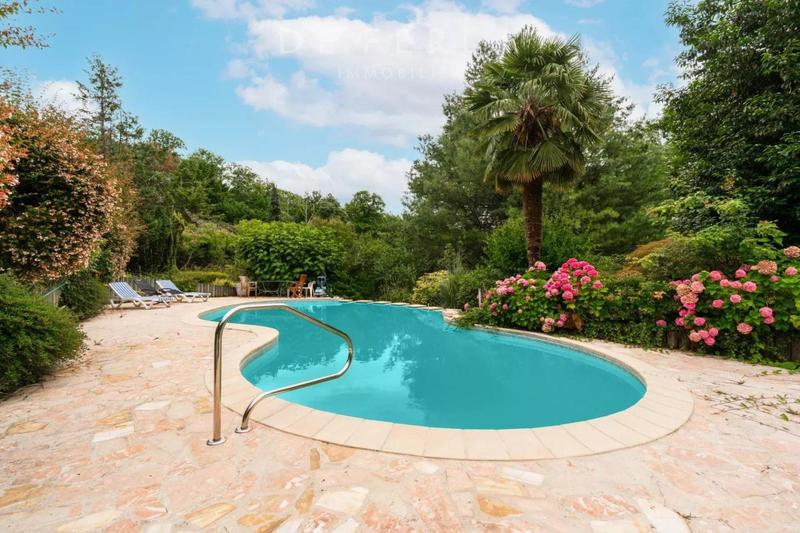 Demeure - 250 m² - 10 pièces