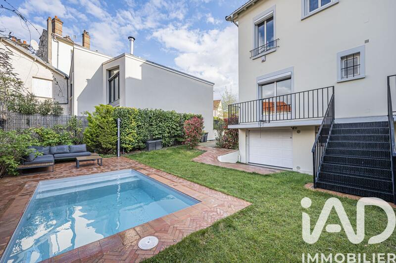 Maison - 240 m² - 8 pièces