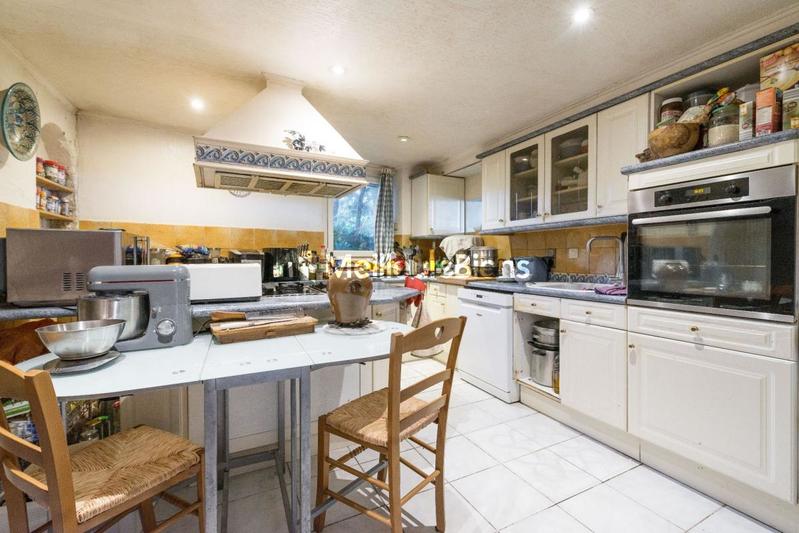 Maison - 225 m² - 12 pièces