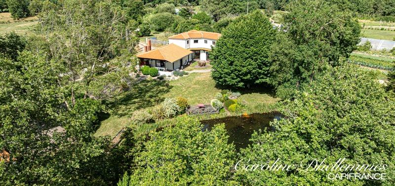 Maison - 218 m² - 8 pièces