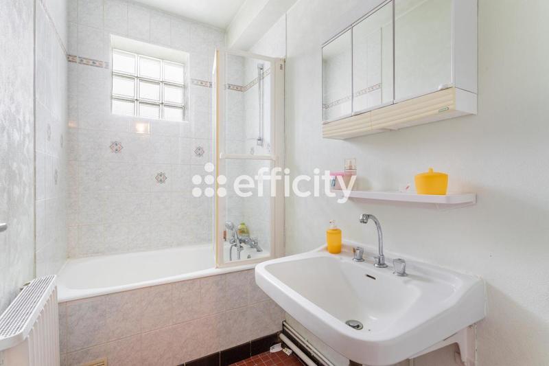 Maison - 240 m² - 12 pièces