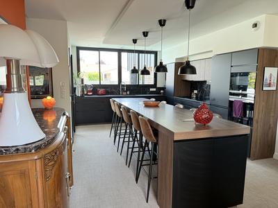 Maison - 200 m² - 8 pièces
