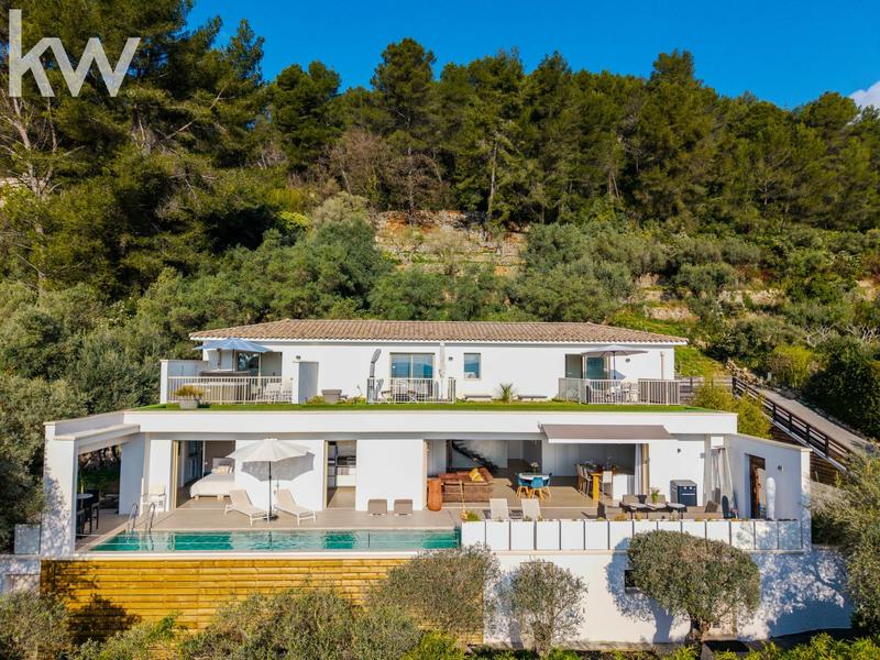 Maison contemporaine - 239 m² - 8 pièces