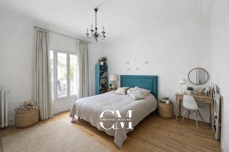 Maison - 240 m² - 8 pièces