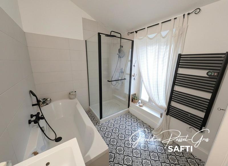 Maison - 220 m² - 8 pièces