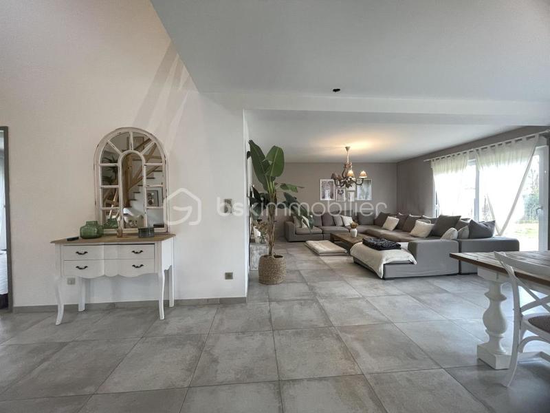 Maison - 222 m² - 7 pièces