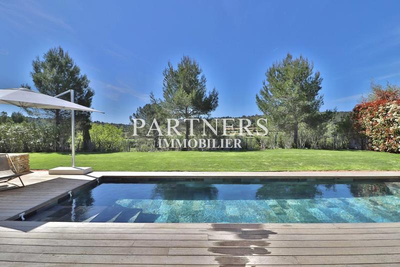 Maison - 285 m² - 8 pièces