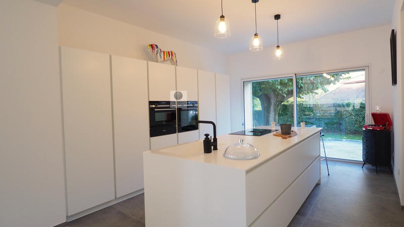 Maison - 260 m² - 8 pièces