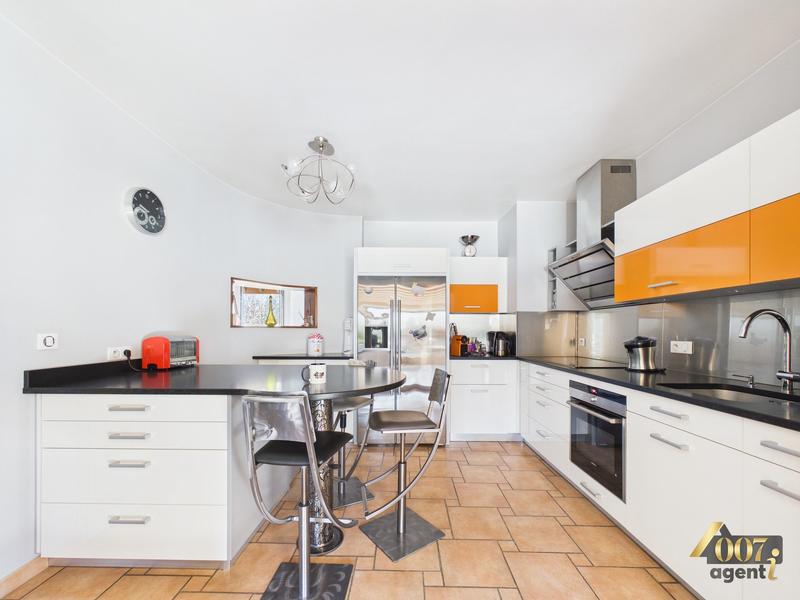 Maison - 237 m² - 7 pièces