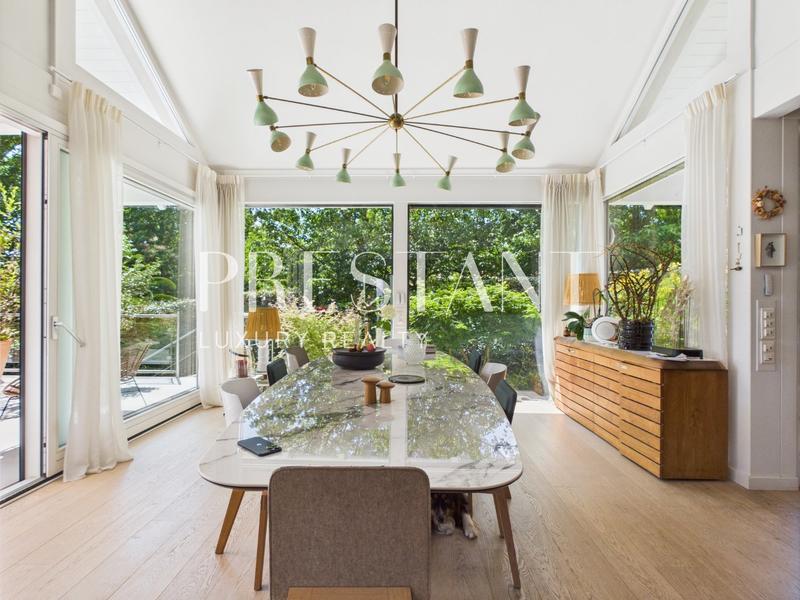 Maison - 337 m² - 8 pièces