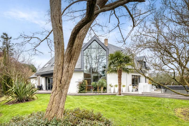 Maison - 235 m² - 7 pièces