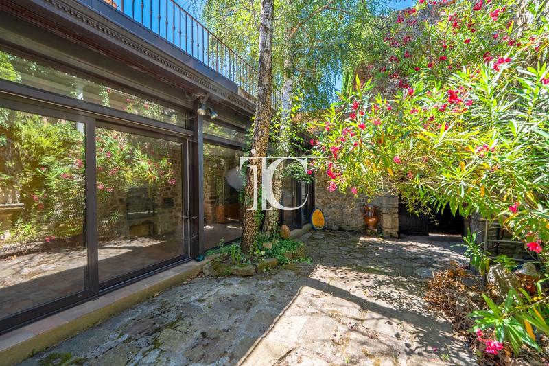 Maison - 225 m² - 9 pièces