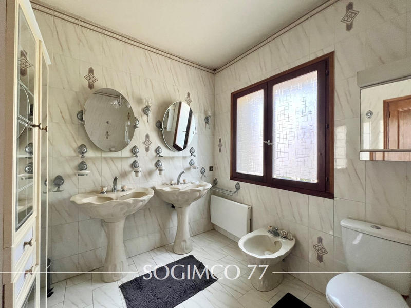 Maison - 183 m² - 8 pièces