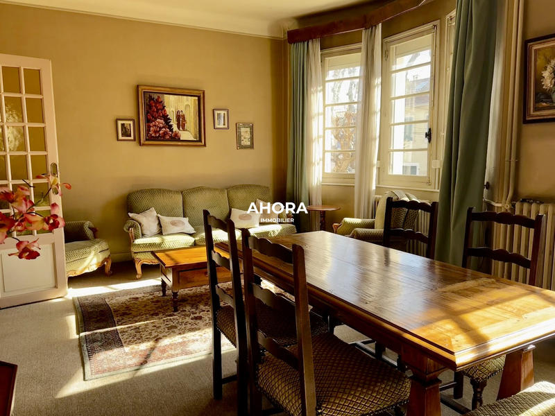 Maison - 240 m² - 9 pièces