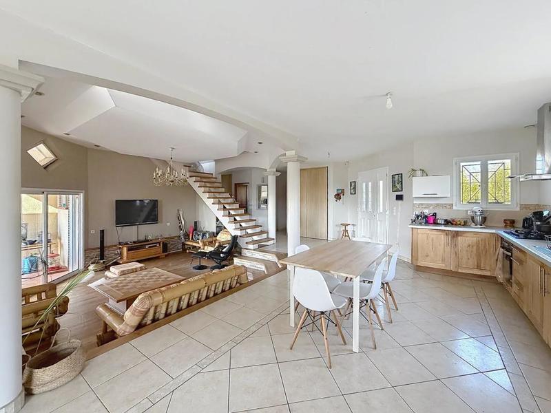 Maison - 220 m² - 7 pièces