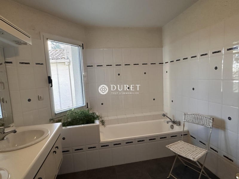 Maison traditionnelle - 221 m² - 7 pièces