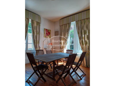 Maison - 303 m² - 12 pièces