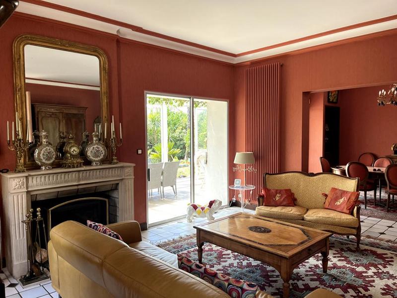 Maison - 330 m² - 9 pièces