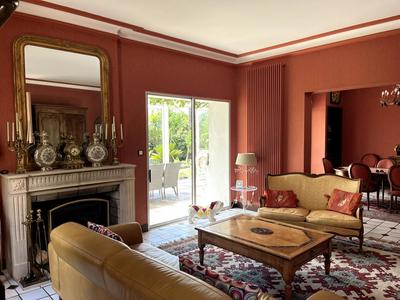 Maison - 330 m² - 9 pièces