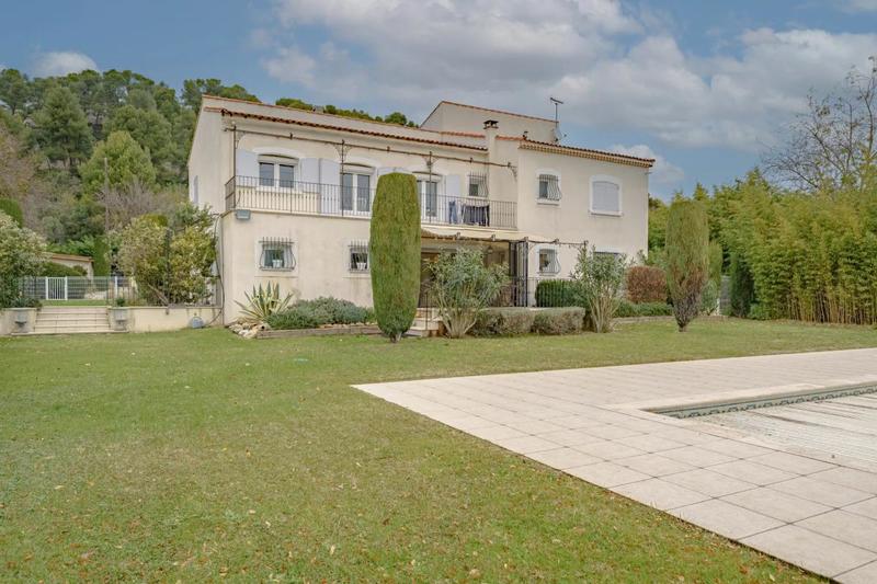 Maison - 335 m² - 12 pièces