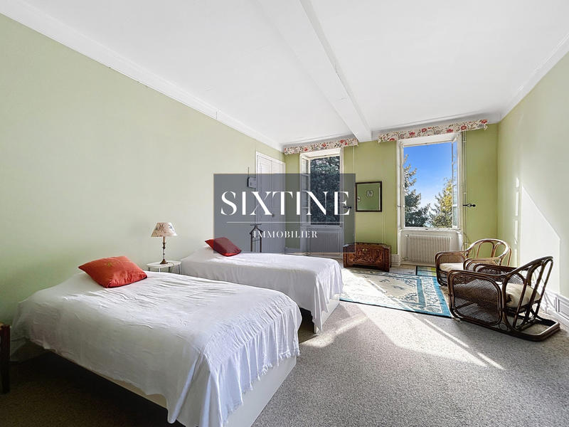 Maison - 312 m² - 9 pièces