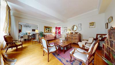 Propriété - 290 m² - 9 pièces