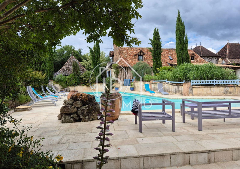 Maison - 274 m² - 13 pièces