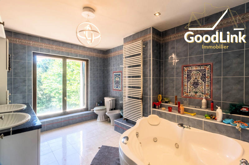 Maison - 235 m² - 7 pièces