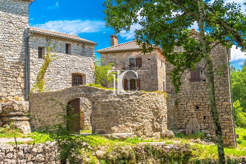 Maison - 305 m² - 14 pièces