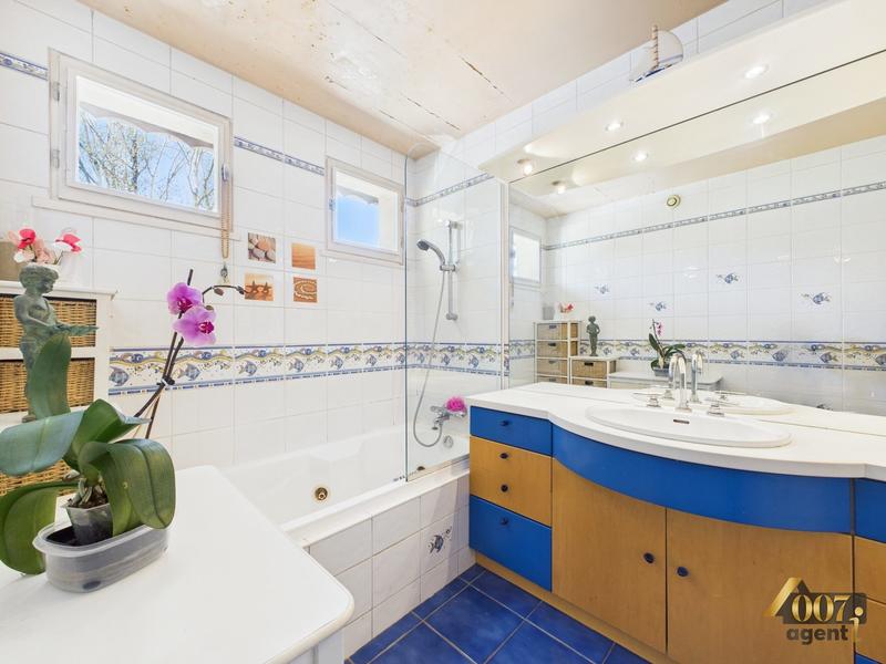 Maison - 224 m² - 7 pièces