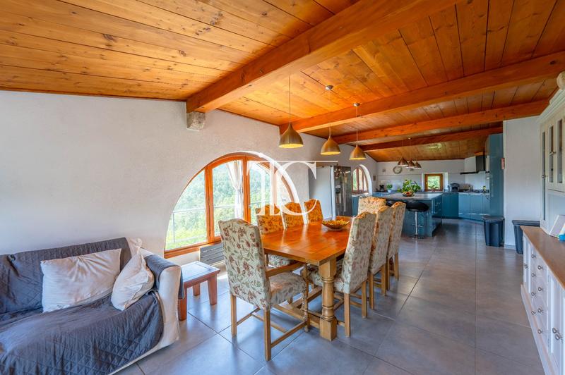 Maison - 300 m² - 12 pièces