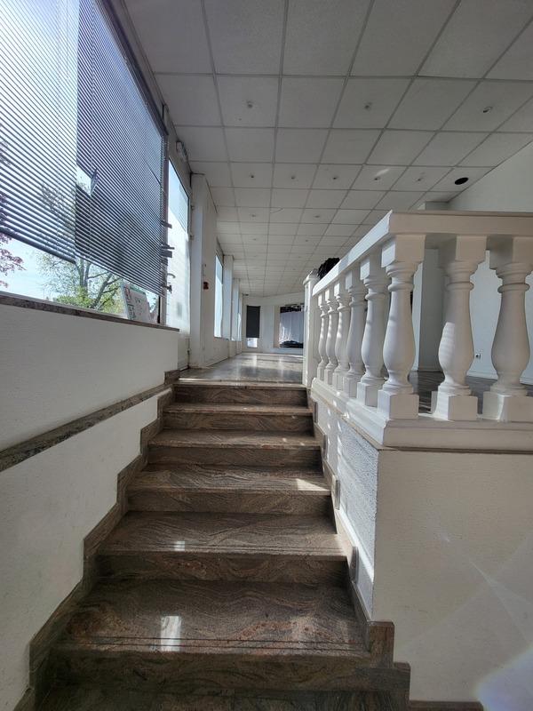 Local commercial - 150 m² - 5 pièces