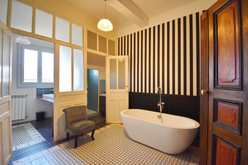 Maison - 392 m² - 12 pièces