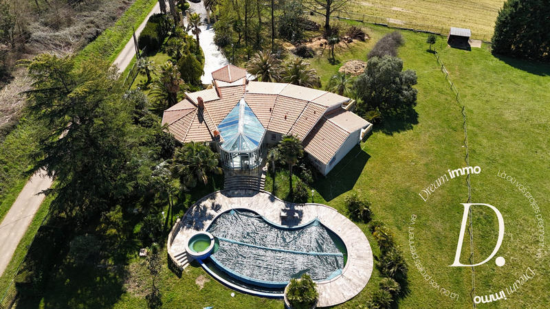 Maison - 238 m² - 8 pièces