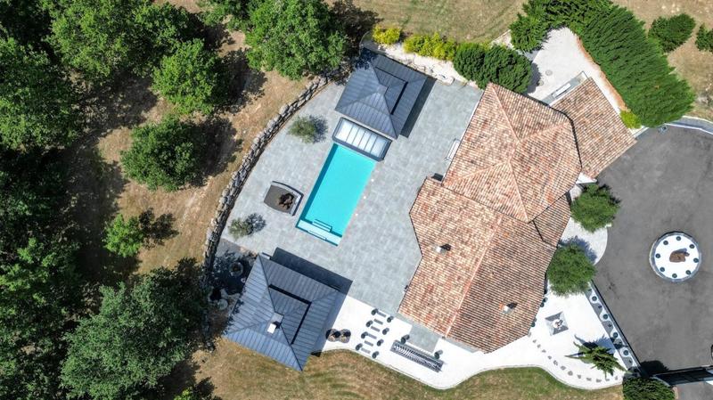 Propriété - 245 m² - 7 pièces